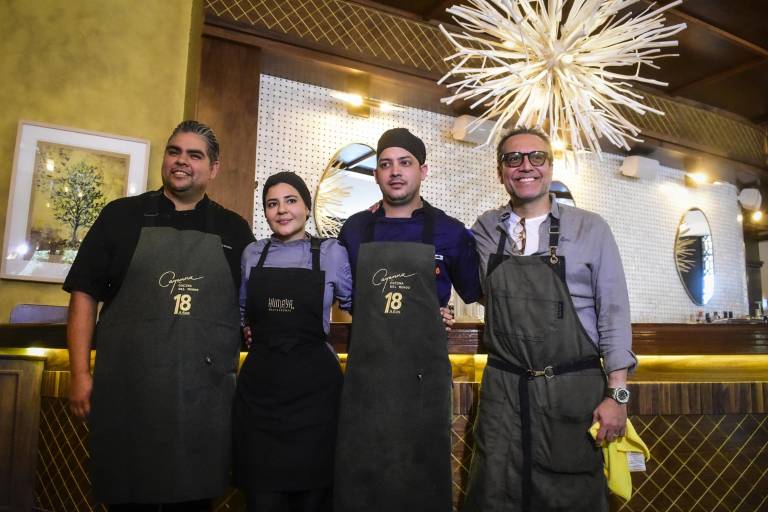 Disfrutan clientes y amigos Mariscos y Buena Vida en Humaya Restaurante