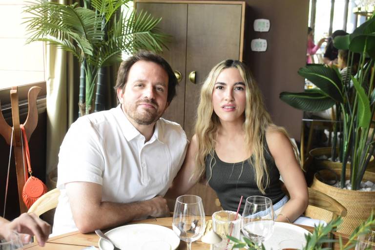 Disfrutan clientes y amigos Mariscos y Buena Vida en Humaya Restaurante