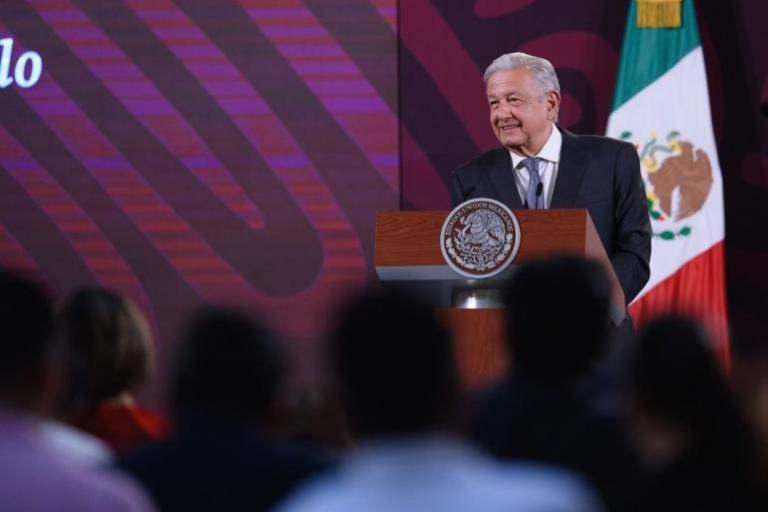 AMLO, Sheinbaum y Morena se lanzan contra Xóchitl por pedir al INE suspender ‘mañaneras’