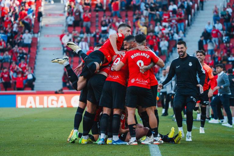 El Mallorca de Javier Aguirre supera en casa al Granada y se aleja de la zona de descenso
