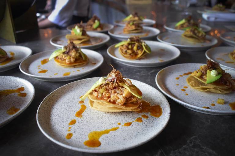 Disfrutan clientes y amigos Mariscos y Buena Vida en Humaya Restaurante