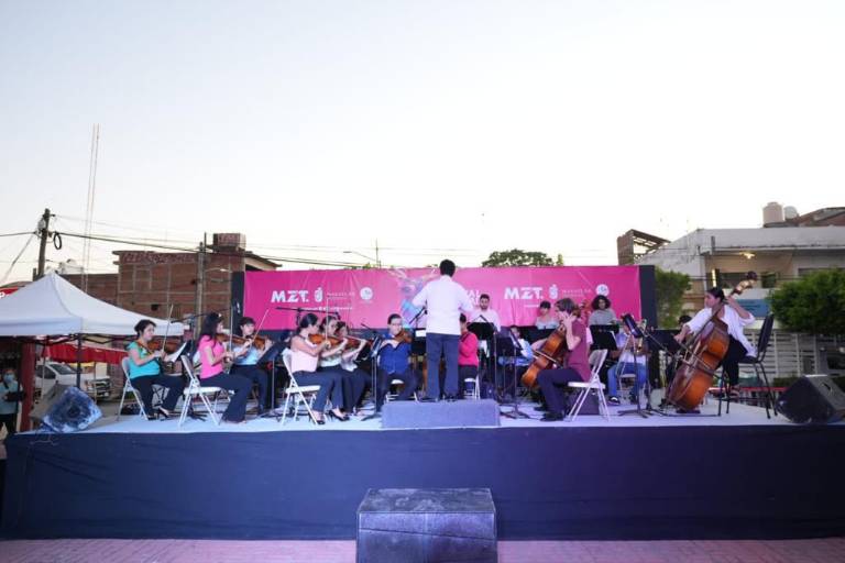 Villa Unión abriga y aplaude a los artistas que se presentaron en ‘Sábados de Sindicaturas’