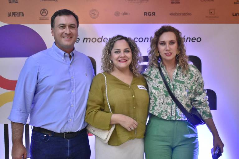 Pujan coleccionistas por la mejor obra de arte en La Casa del Maquío