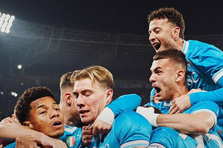 Napoli vence 2-1 a Juventus y se mantiene líder de la Serie A