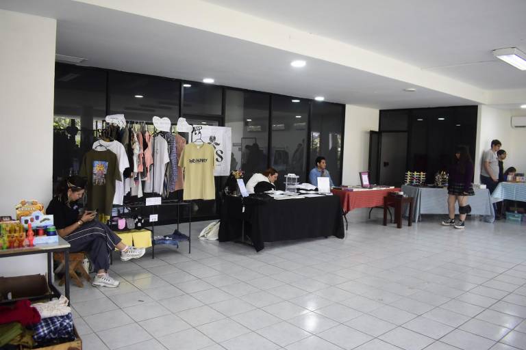 Promueve el Bazar 120 a los emprendedores y artistas locales