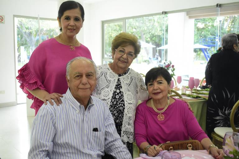 Con familia y amigos celebra Mila de Castro sus 80 años
