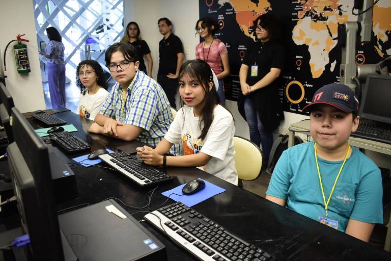 Disfrutan niños un curso de verano ‘cienciacional’