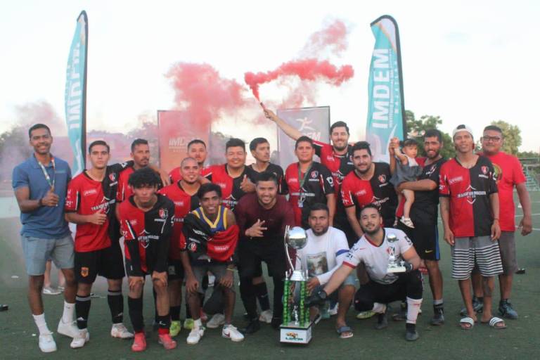 Tritones HKP alza la Copa de la Liga de Primera Fuerza de la Flores Magón