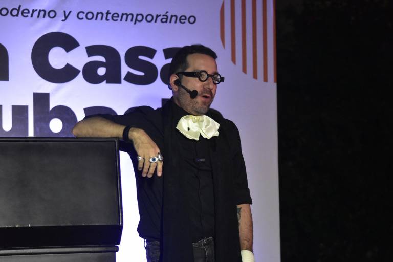 Pujan coleccionistas por la mejor obra de arte en La Casa del Maquío