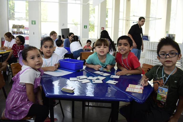 Disfrutan niños un curso de verano ‘cienciacional’