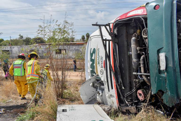 Otro ‘camionazo’, ahora en los límites Sonora-Sinaloa; impacta tráiler a autobús, hay 25 heridos