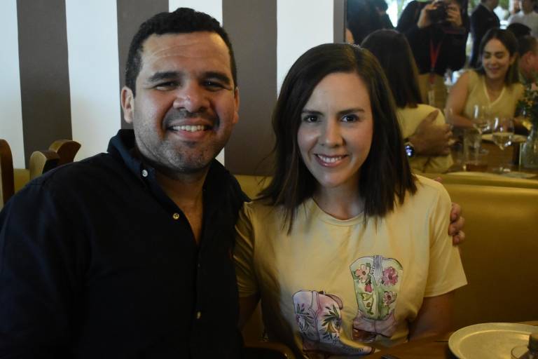 Disfrutan clientes y amigos Mariscos y Buena Vida en Humaya Restaurante