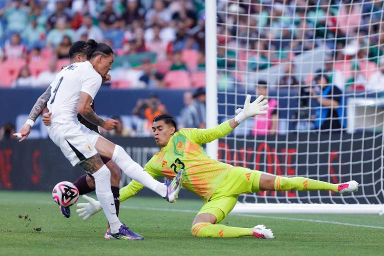 México se desmorona ante Uruguay