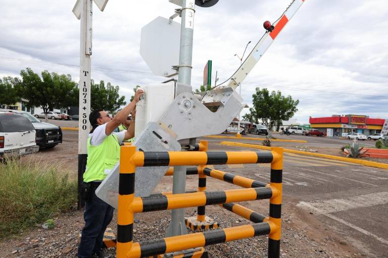 Entran en funciones plumillas preventivas en el cruce ferroviario del bulevar Playa Ceuta.