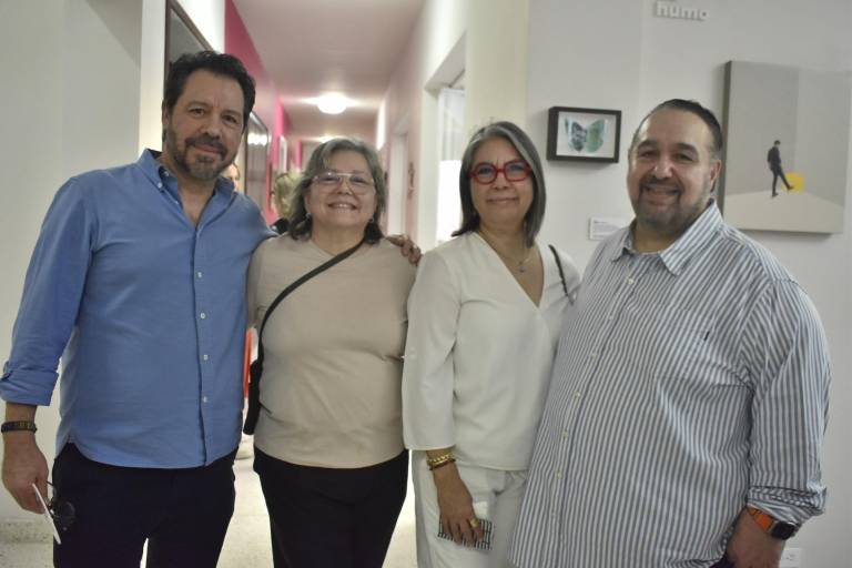 Pujan coleccionistas por la mejor obra de arte en La Casa del Maquío