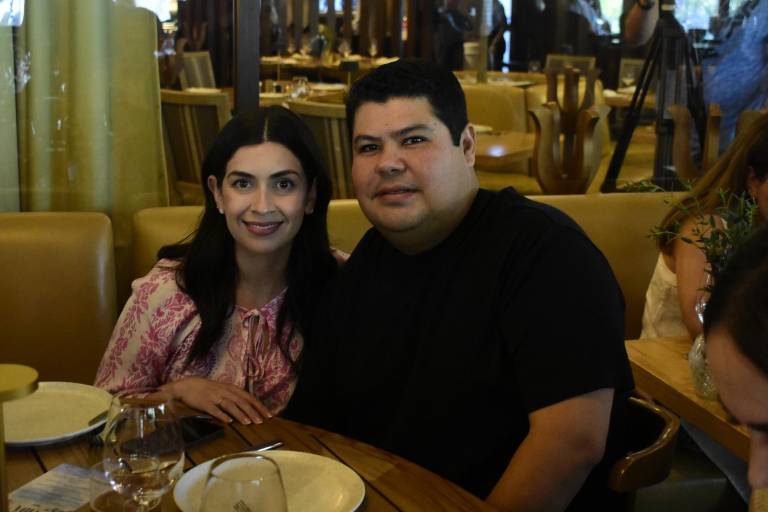 Disfrutan clientes y amigos Mariscos y Buena Vida en Humaya Restaurante