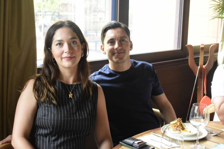 Disfrutan clientes y amigos Mariscos y Buena Vida en Humaya Restaurante