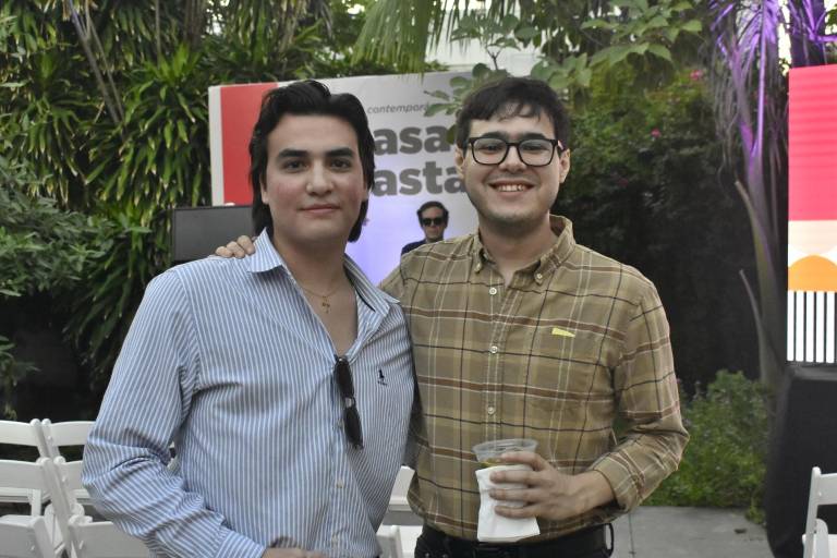 Pujan coleccionistas por la mejor obra de arte en La Casa del Maquío