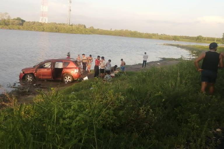 Tres lesionados deja un choque entre camioneta y motocicleta en carretera a La Isla de la Piedra en Mazatlán