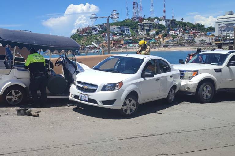 Pulmonía se queda sin frenos y provoca carambola en el Paseo del Centenario, en Mazatlán