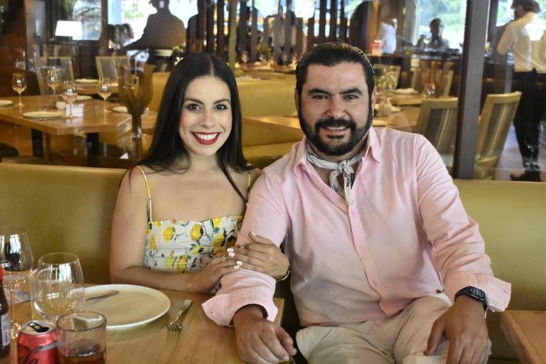 Disfrutan clientes y amigos Mariscos y Buena Vida en Humaya Restaurante