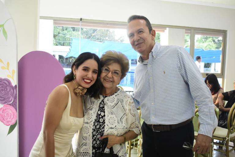 Con familia y amigos celebra Mila de Castro sus 80 años
