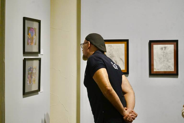 Proyectan su creatividad en la exposición ‘Trazo, tinta y vino’