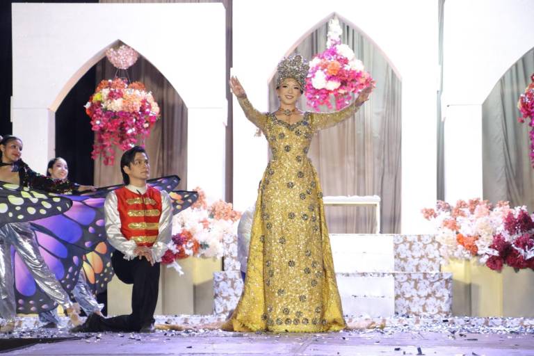 Coronan a Danna Camila I como Reina de los Juegos Florales en Rosario