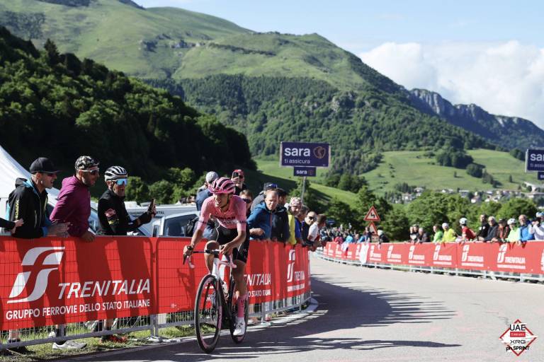 Tras caótica etapa, Isaac del Toro permanece líder del Giro