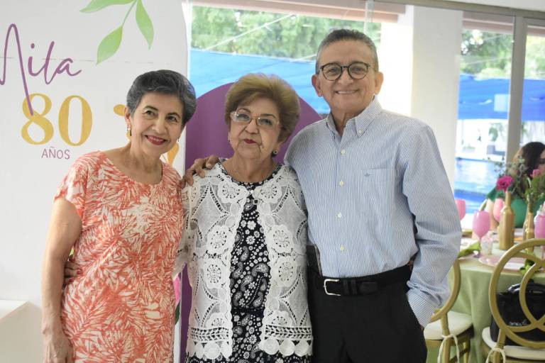 Con familia y amigos celebra Mila de Castro sus 80 años