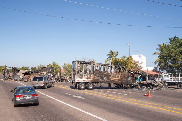 Continúan trabajando en el retiro de vehículos calcinados en Culiacán