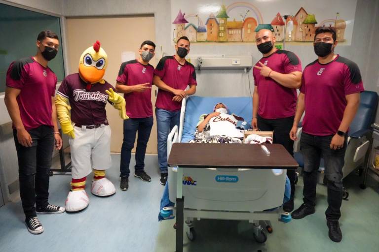 Tomateros de Culiacán visita el Hospital Pediátrico de Sinaloa