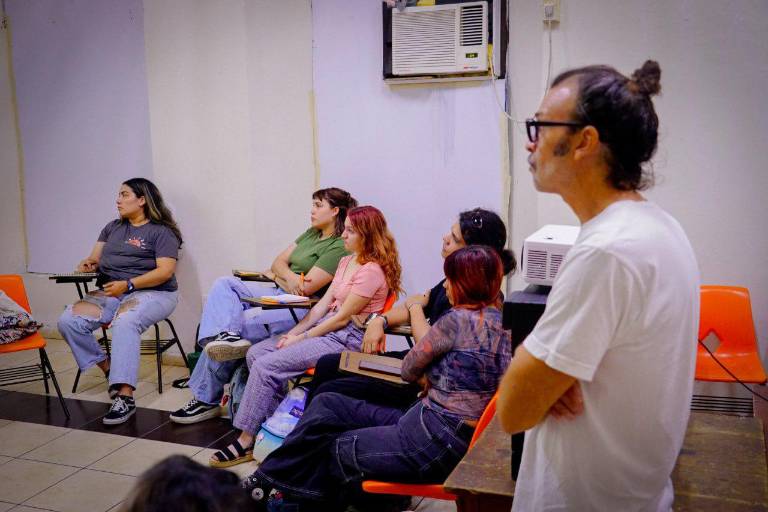 Guía Luis Rochín a jóvenes artistas en taller de Pensamiento Crítico