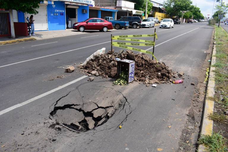 Aparece socavón en la colonia Aurora, en Culiacán, tras lluvias registradas el viernes