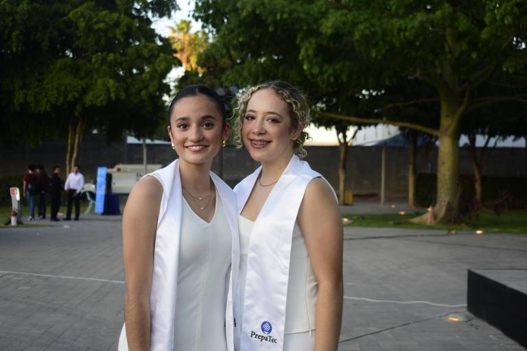 Culminan exitosos su etapa como estudiantes de preparatoria