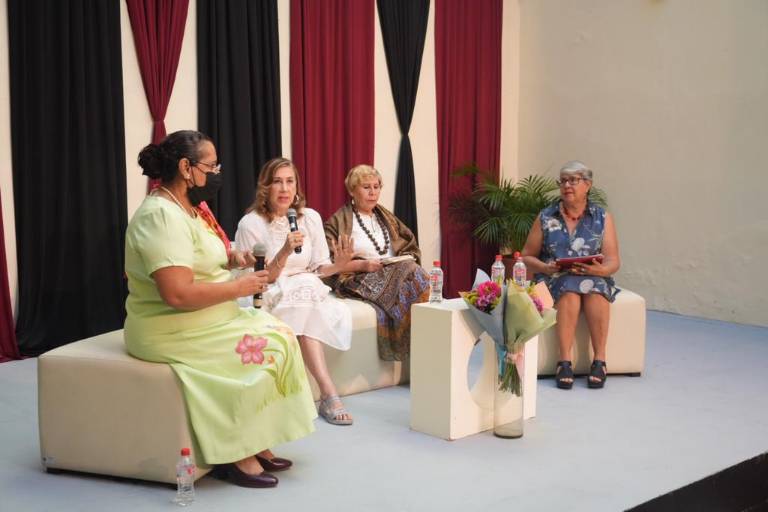 Escritoras mazatlecas protagonizan tarde poética en Casa Haas