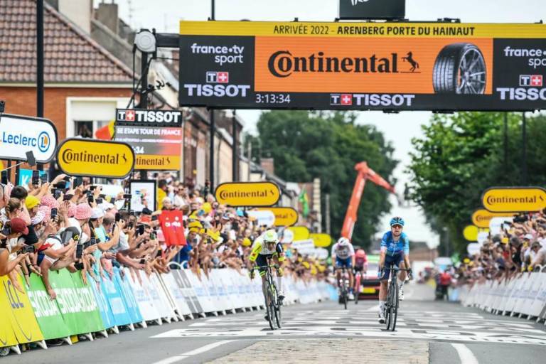 Simon Clarke gana la etapa de los pavés y Van Aert mantiene el liderato en el Tour de Francia
