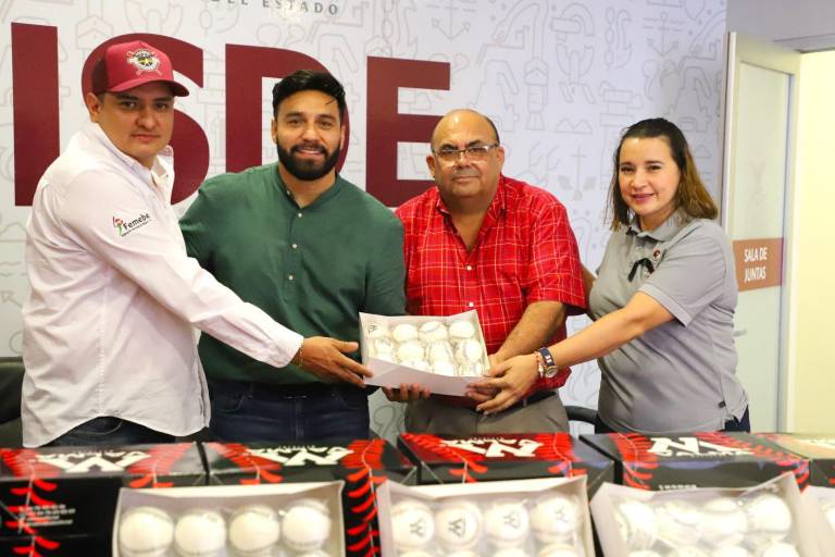 Entregan material deportivo a Región III