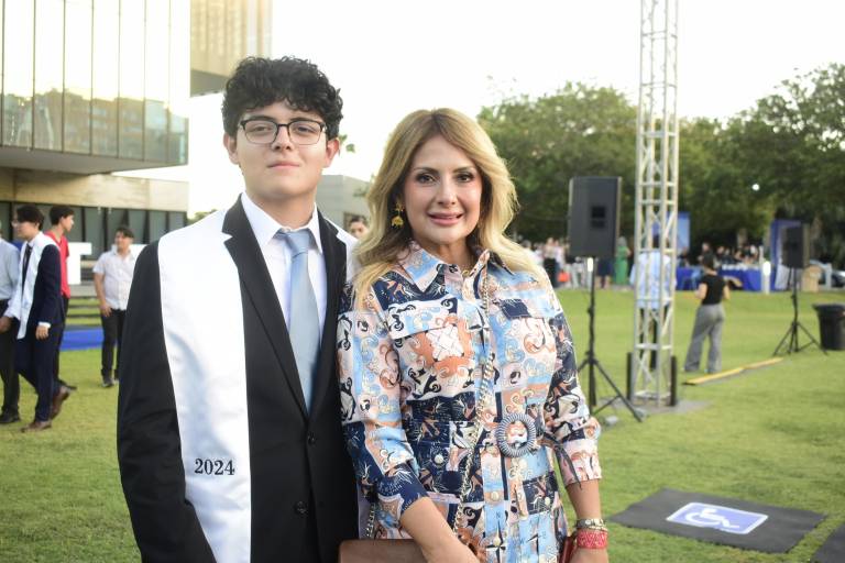 Culminan exitosos su etapa como estudiantes de preparatoria