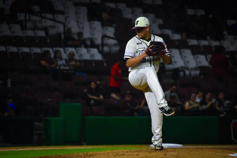 Tomateros de Culiacán asegura serie con gran salida de Manny Bañuelos