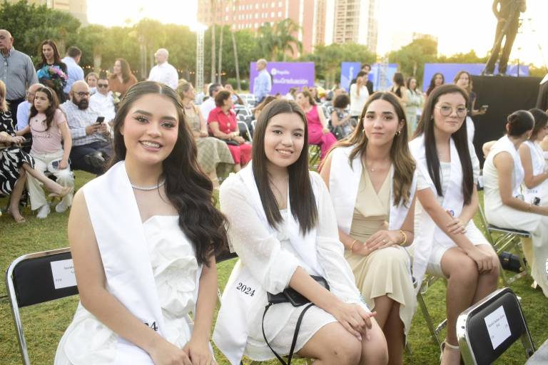 Culminan exitosos su etapa como estudiantes de preparatoria