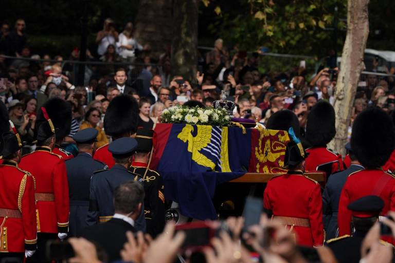 El ataúd de la Reina Isabel II es llevado en procesión a Westminster Hall