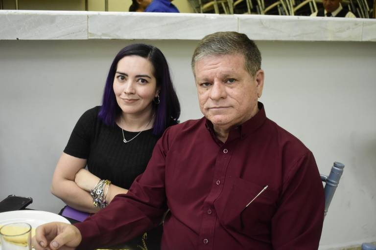 Reconocen a maestros por 40 años de servicio