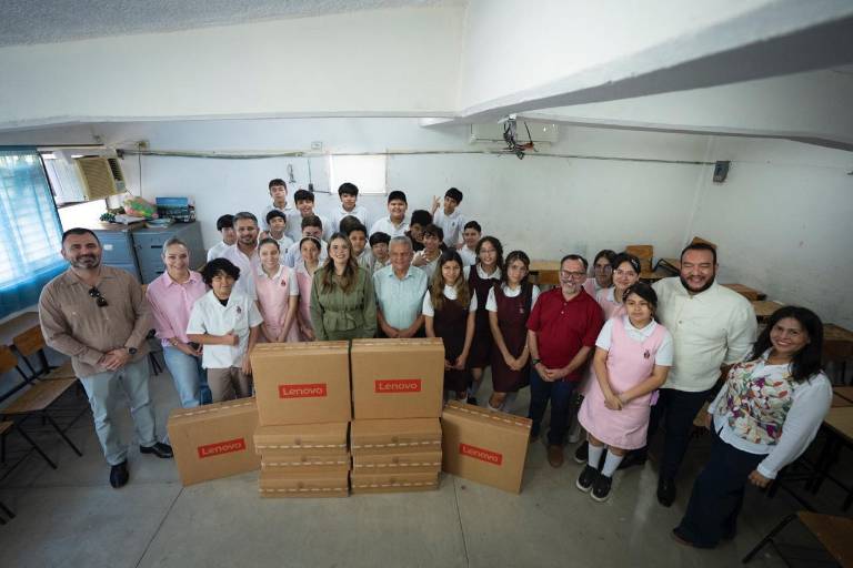 La Alcaldesa de Culiacán Ana Miriam Ramos Villarreal entregó equipos de cómputo a la Secundaria General 5.