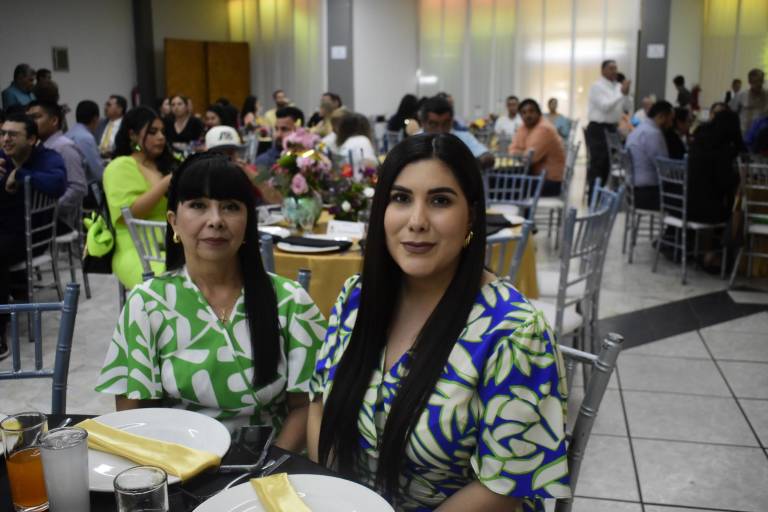 Reconocen a maestros por 40 años de servicio