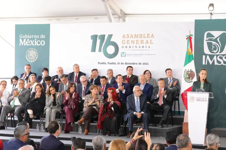 Rocha acompaña a Sheinbaum en la Asamblea General del IMSS y celebra reinauguración del Hospital ‘Carmen Serdán Alatriste’