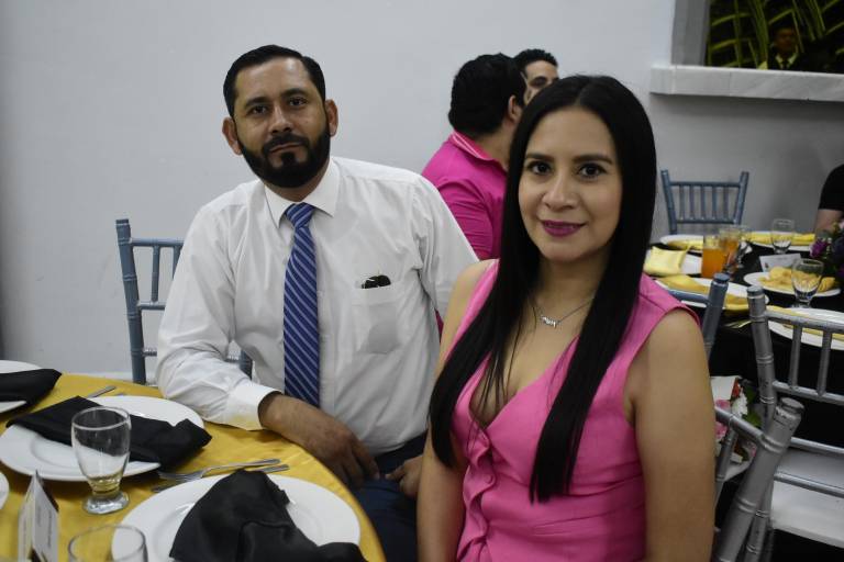 Reconocen a maestros por 40 años de servicio