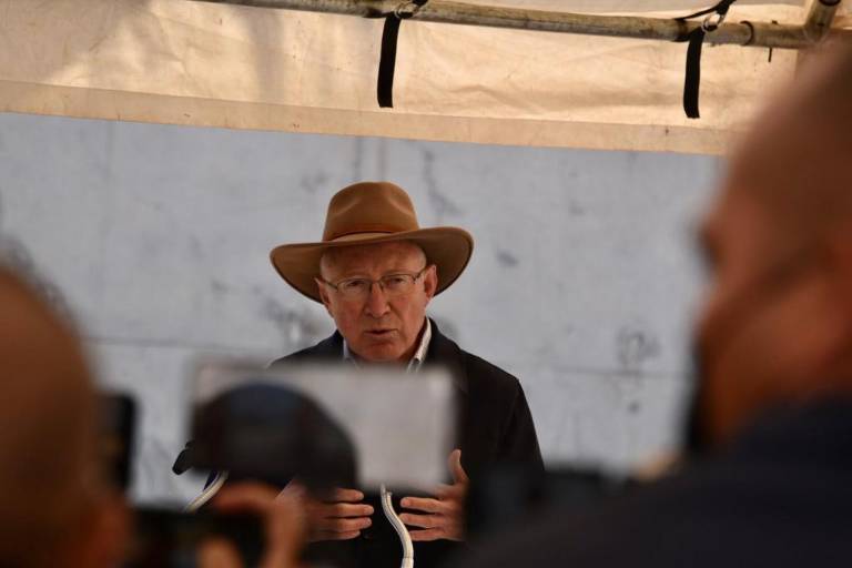 Ken Salazar, ex Embajador de Estados Unidos en México, publicará un libro de memorias donde habla de su estancia en México.