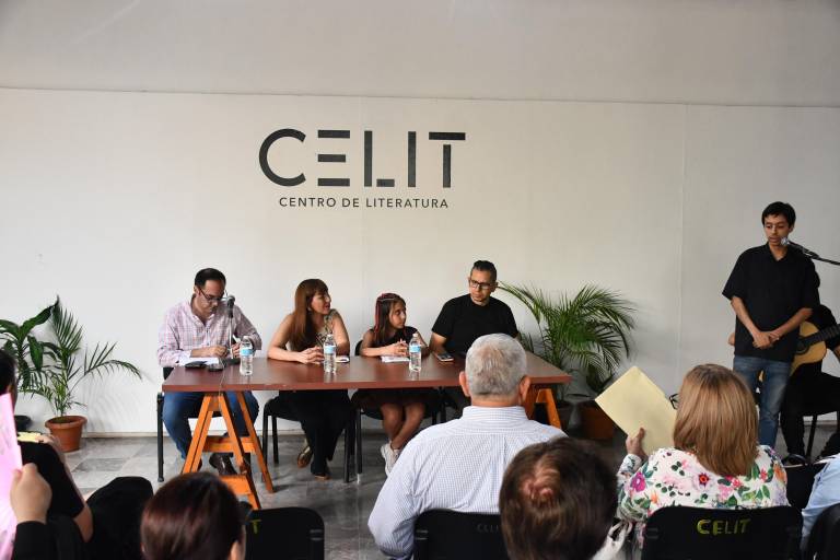Disfrutan de la poesía de Tania Hernández en el CELIT