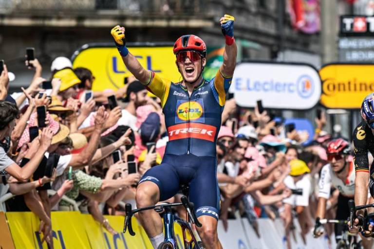 Pedersen evita el póker de Philipsen y Vingegaard sigue de amarillo